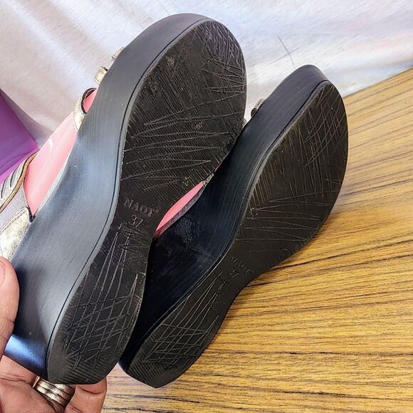 NAOT ENCHANT Sz 6/6.5 Metallic Gold Leather Small Wedge Slide On Boho Sandals - Picture 8 of 10